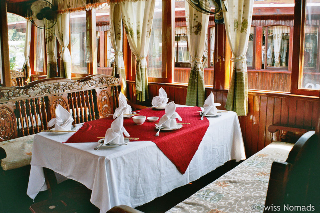 Essen auf der Dschunke in der Halong Bucht