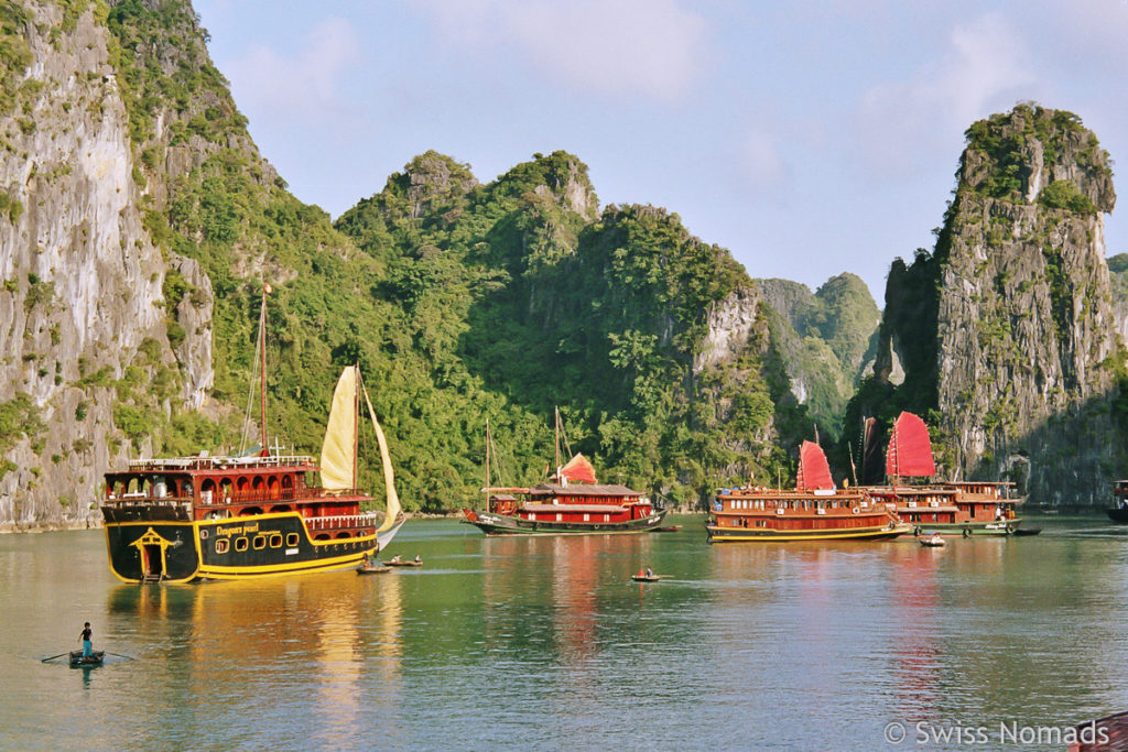 Dschunken in der Halong Bucht in Vietnam