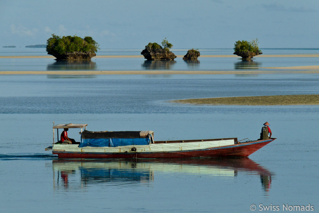 Holzboot beim Nabucco Island Resort