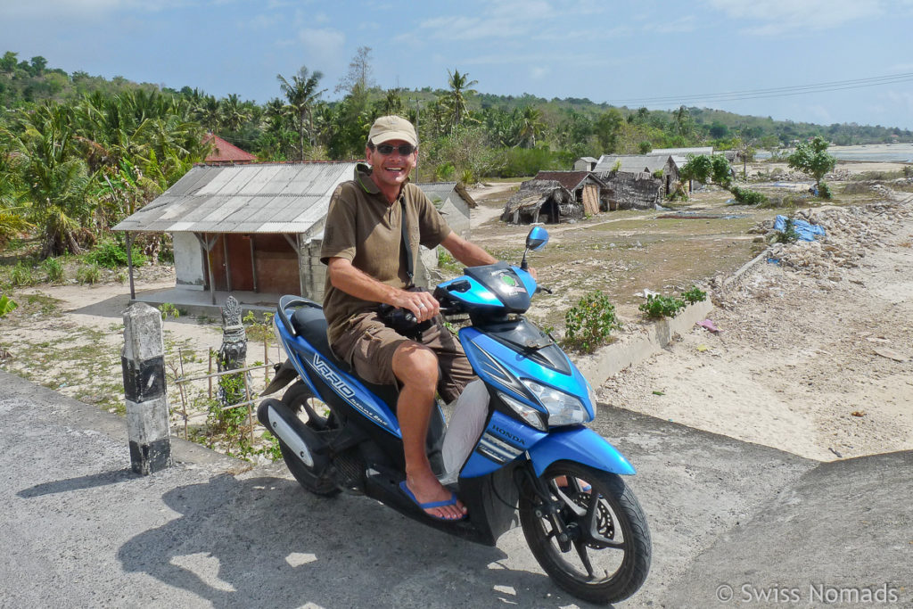 Marcel auf dem Motorroller in Nusa Ceningan
