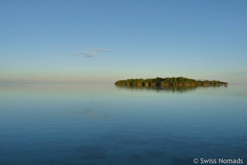 Spiegelglattes Wasser mit Insel