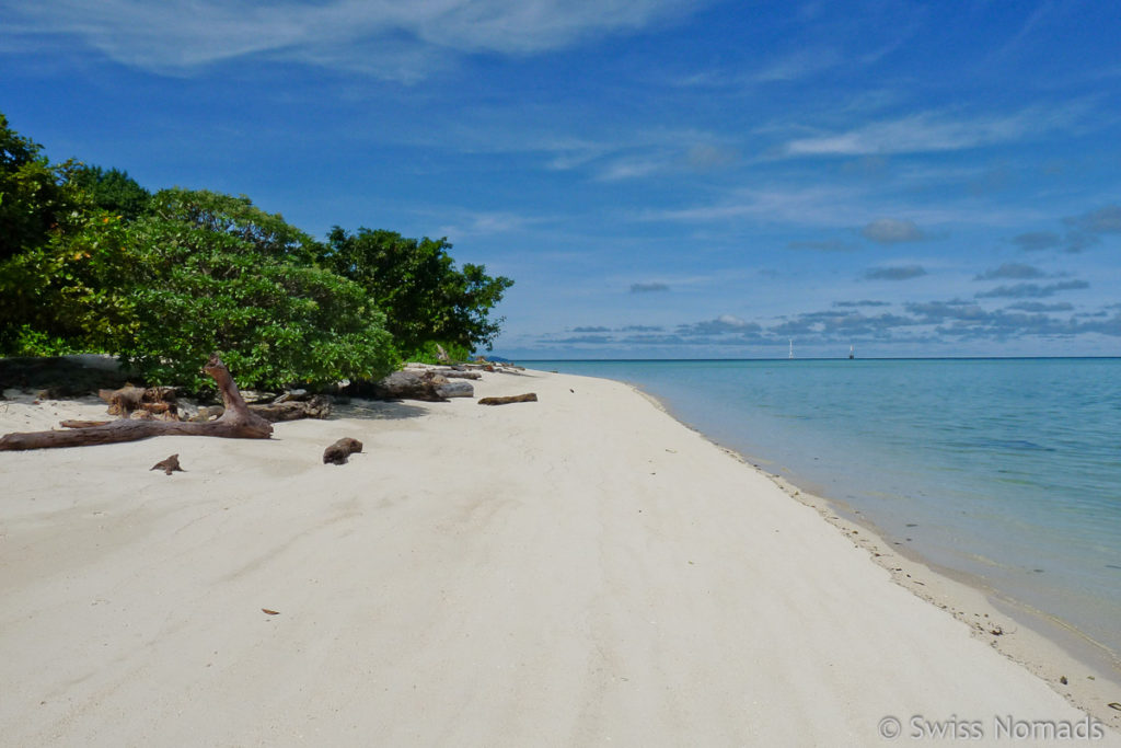 Strand auf Sangalaki Island in Indonesien