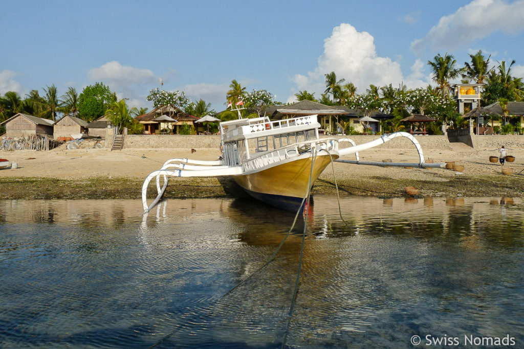 Tauchboot am Strand in Nusa Lembongan