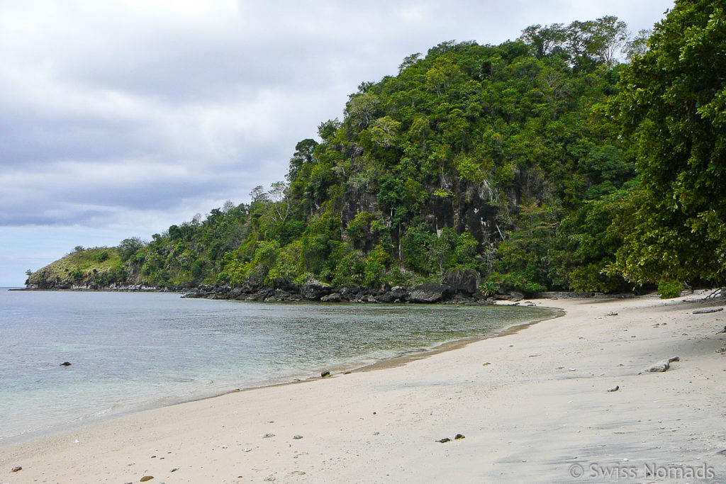 Strand auf Bangka Island in Nord-Sulawesi