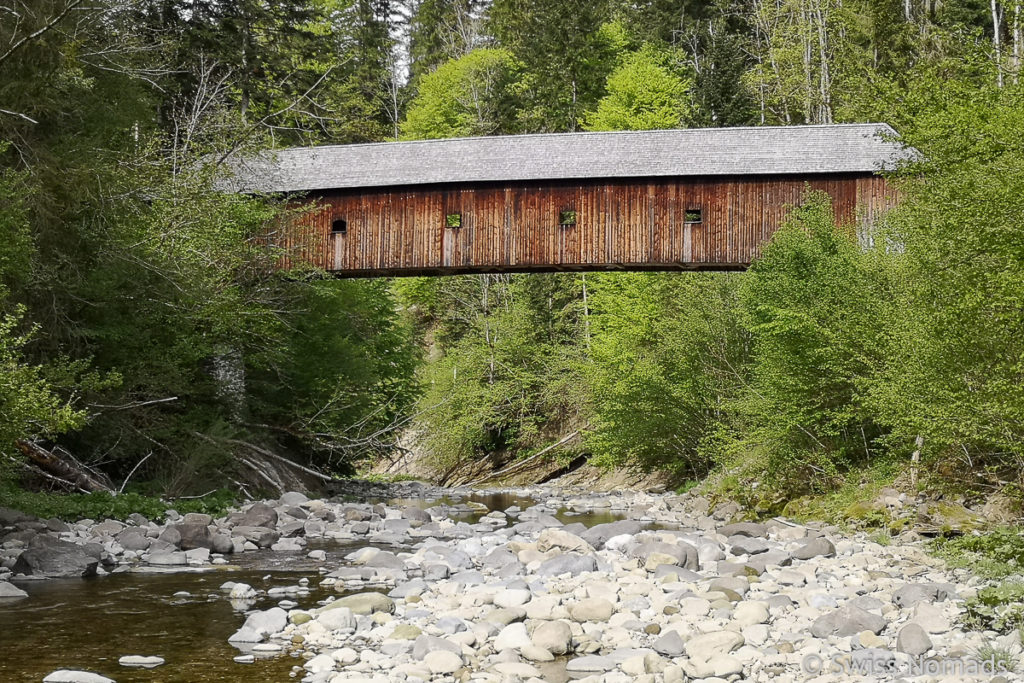 Alte Holzbrücke über dem Fluss Urnäsch