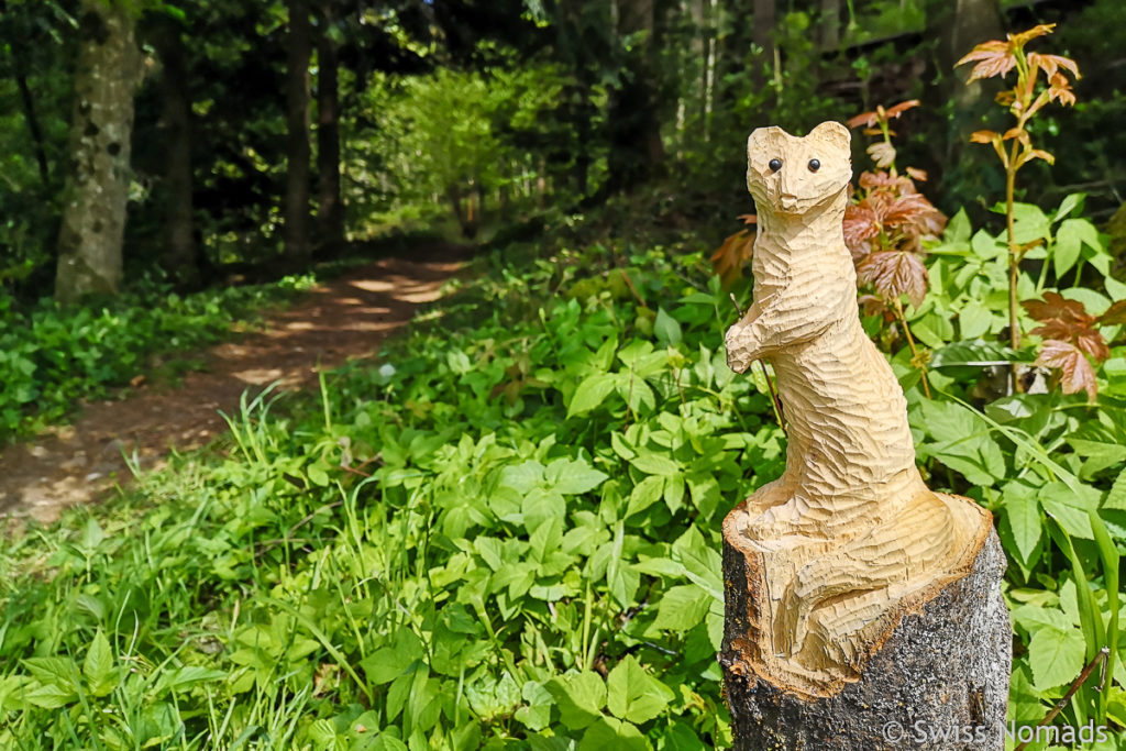 Holzskulptur im Wald