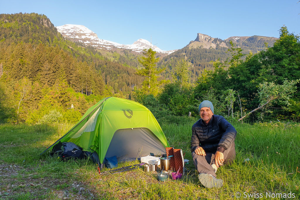 Marcel am zelten auf dem Rheintaler Höhenweg