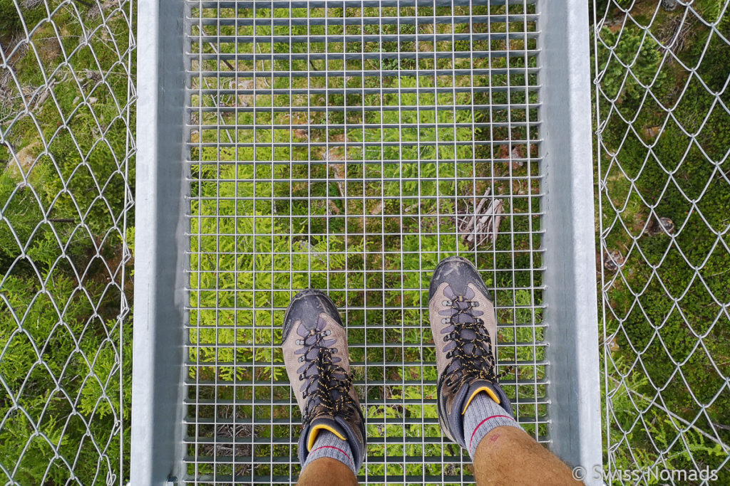 Gitterroste der Hängebrücke