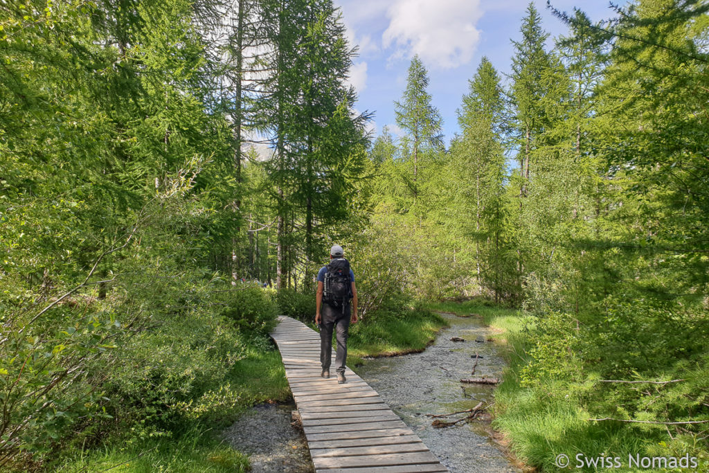 Holzsteg beim wandern in Zermatt