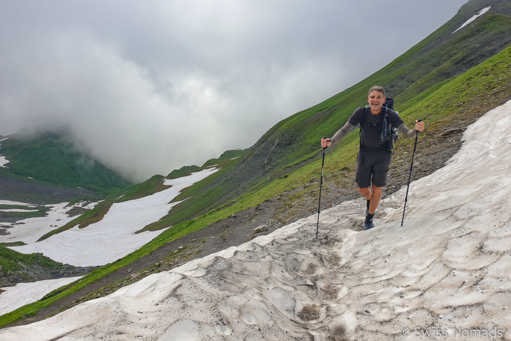 Marcel überquert Schneefeld am Foopass 