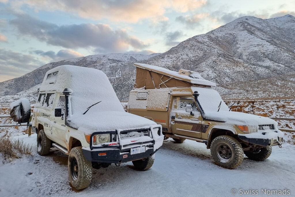 Fahrzeuge im Schnee beim Ocre Canyon