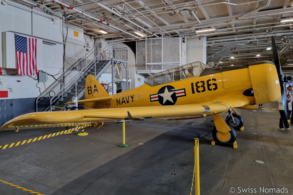 Flugzeug im USS Midway Museum in San Diego