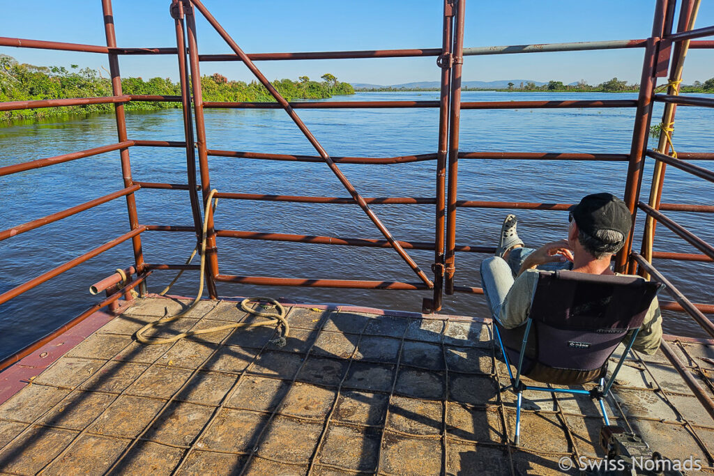 Marcel auf dem Ponton durch das Pantanal