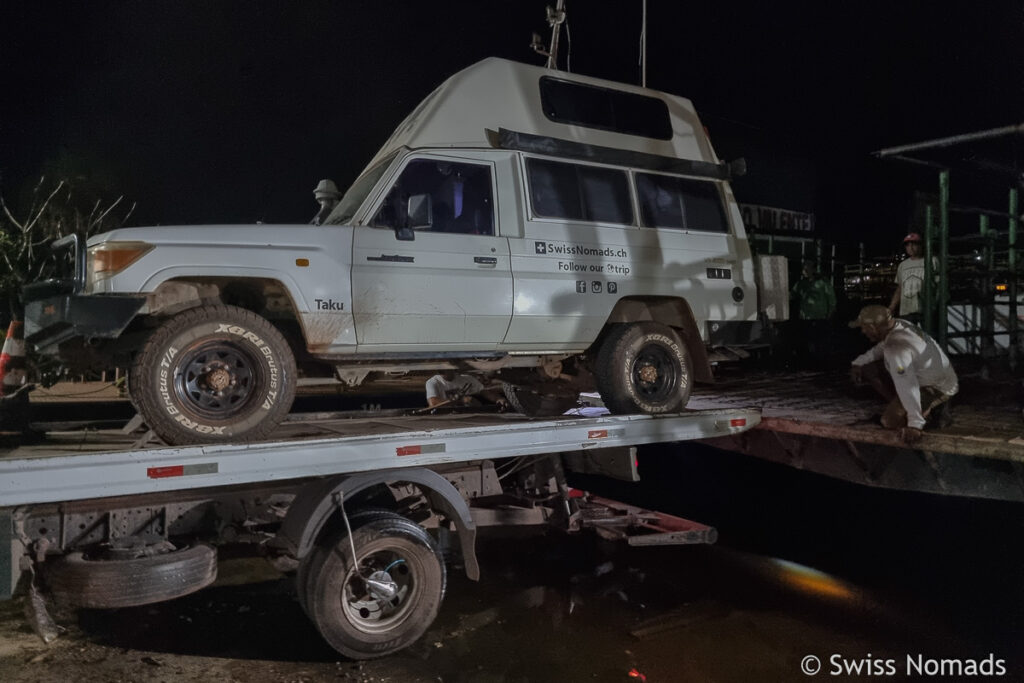 Camper auf Ponton laden im Pantanal