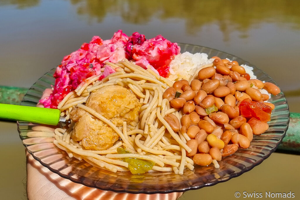 Essen auf dem Ponton im Pantanal