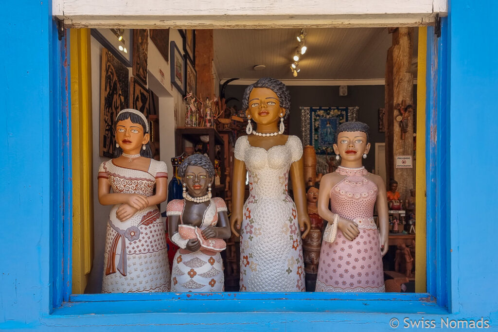 Bunte Figuren am Fenster in Brasilien