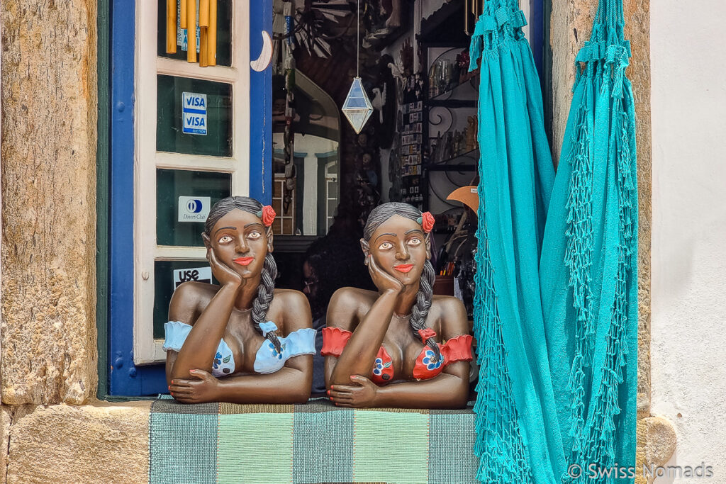 Frauenfiguren am Fenster Brasilien