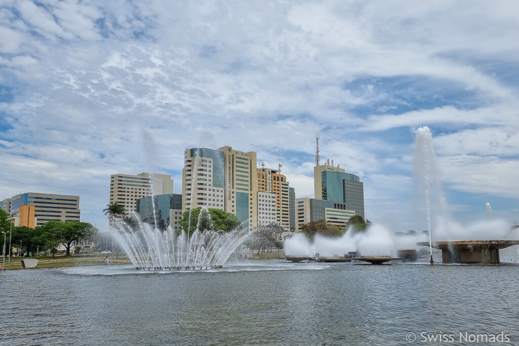 Springbrunnen beim Fernsehturm in Brasilia