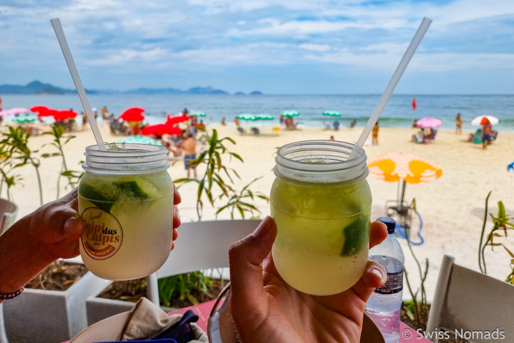 Caipirinha trinken an der Copacabana