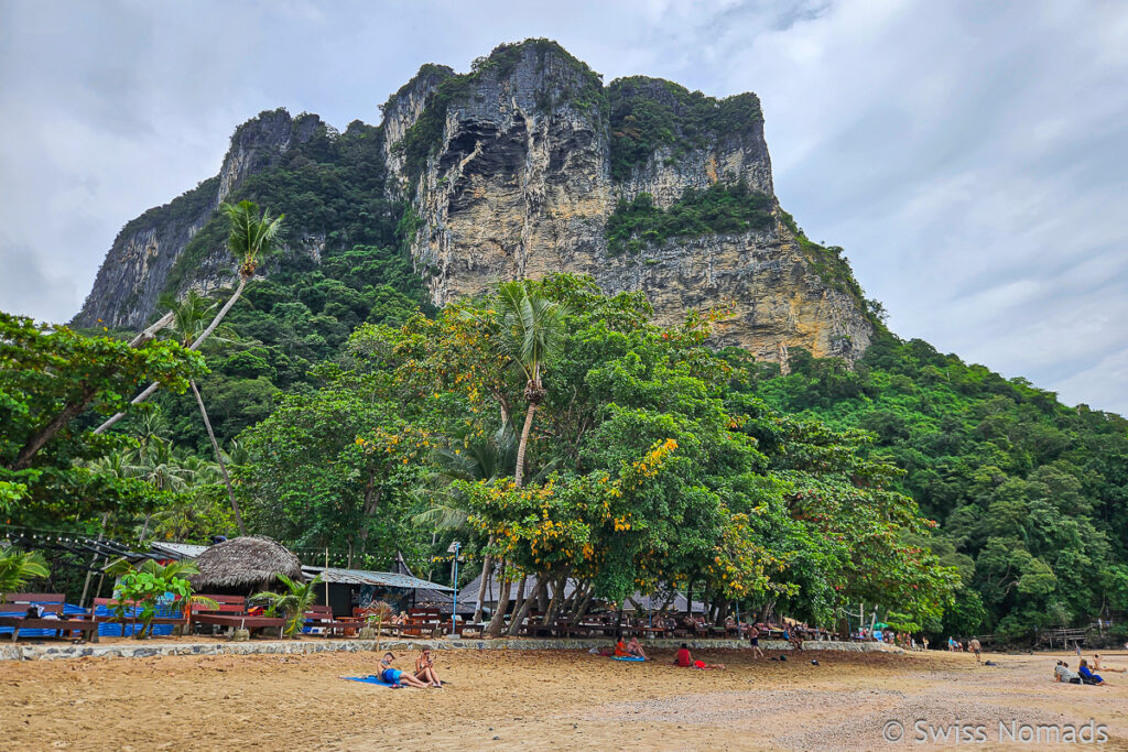 Ao Nang Beach mit Felswand im Hintergrund