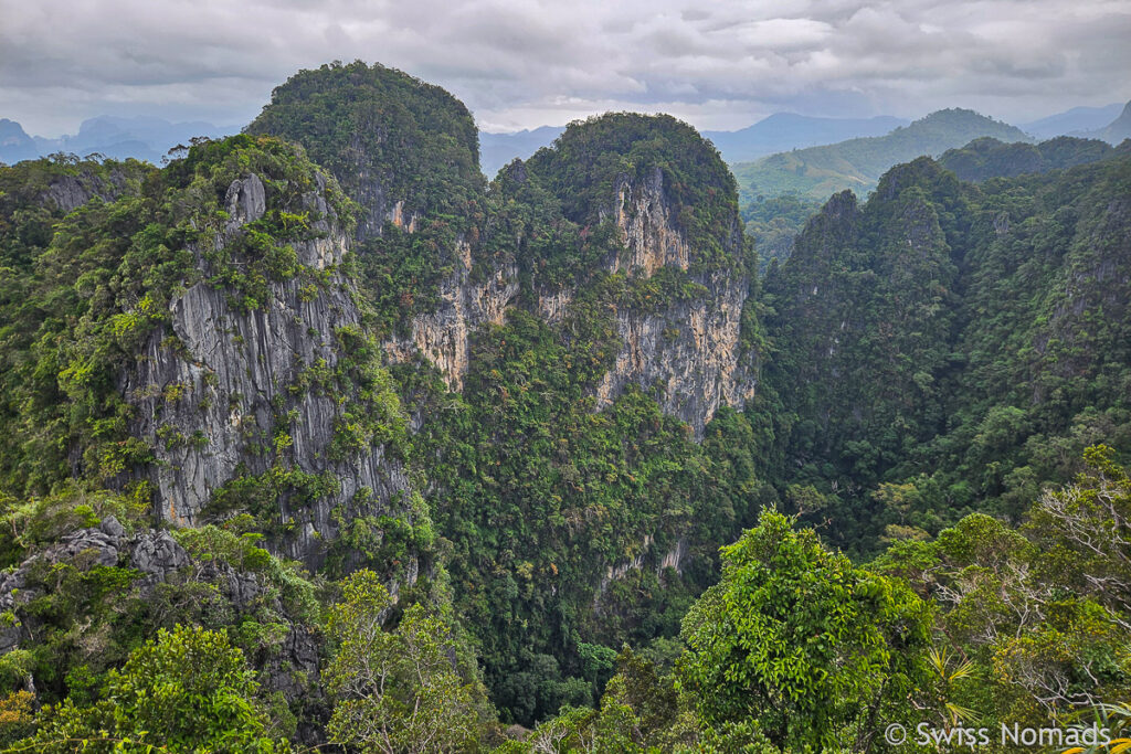 Gebirge beim Tiger Cave Tempel in Krabi