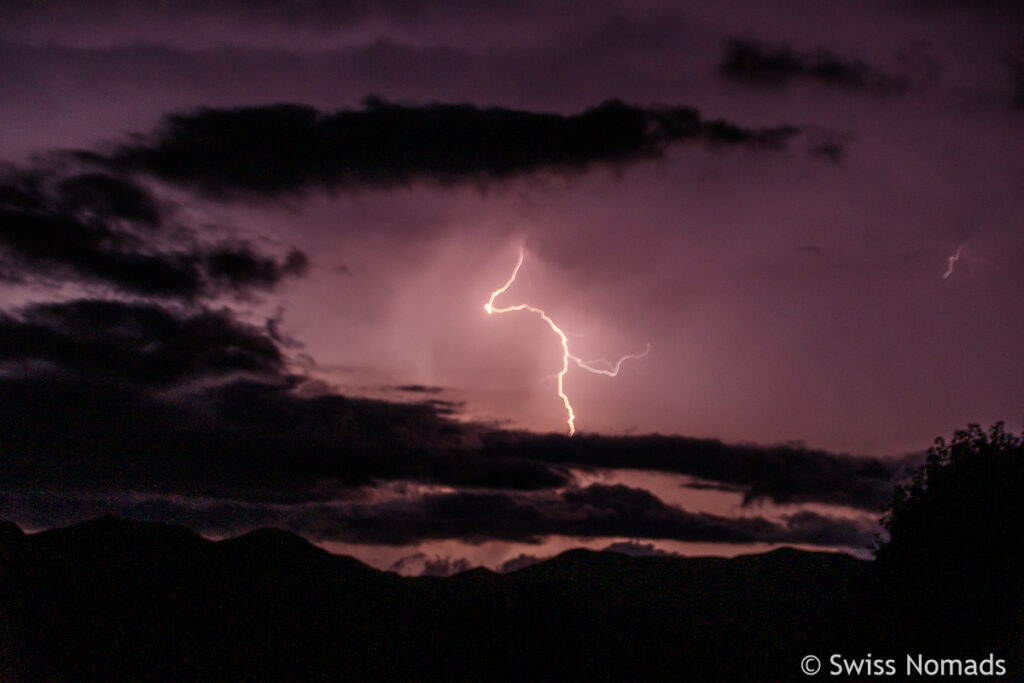Gewitter mit Wolke und Blitz